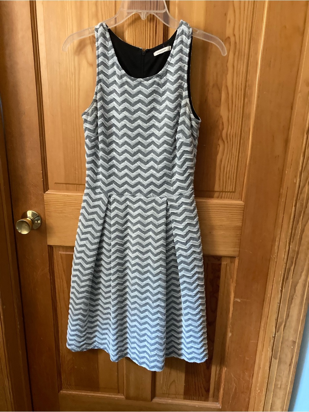 41 Hawthorn Sleeveless Chevron Fit & Flare Dress in Light Gray and White